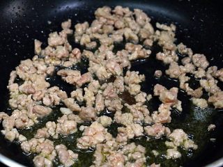 4、超下饭之红三剁,热锅温油，先放肉馅儿小火煸炒至变色。