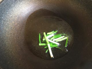 5、油焖大虾,炒锅放入适量油烧热，加入香葱段煎香