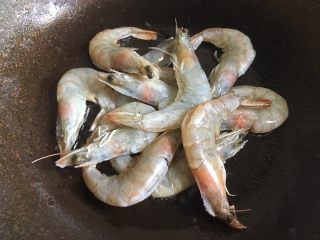 7、油焖大虾,加入白虾开始继续煎