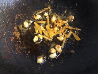 9、油焖大虾,加入姜蒜，用虾油煸炒