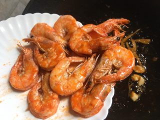 10、油焖大虾,倒入煎好的白虾翻炒