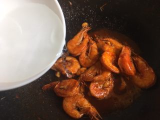 14、油焖大虾,加入半碗白开水