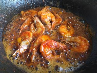 15、油焖大虾,大火烧开后，中小火收汁