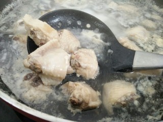 3、板栗烧鸡翅,凉水入锅焯水，到图中状态，去血沫子