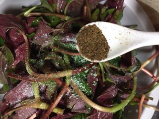 7、春季野菜~开胃酸辣折耳根（叶）,加入花椒面