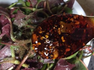 8、春季野菜~开胃酸辣折耳根（叶）,加入油辣子