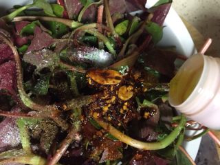 9、春季野菜~开胃酸辣折耳根（叶）,加入一勺香油