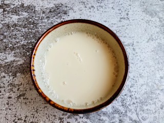 1、超喧软小笼包,酵母加温水先溶解备用。