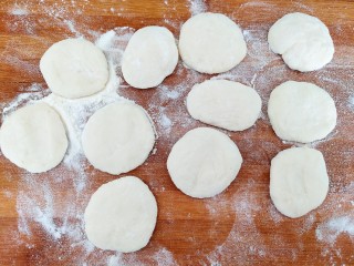 10、超喧软小笼包,取出面团不用揉匀，直接分割成小面剂子，按扁即可排气。