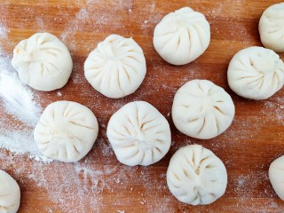 12、超喧软小笼包,每一个都包成圆包子。