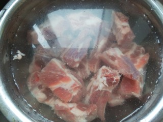 2、糖醋排骨,猪排骨两盒500克，泡出血水捞出来。