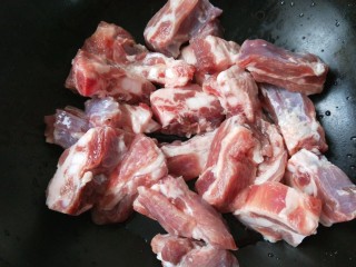 3、糖醋排骨,放入锅中加入冷水，加入八角，葱姜，料酒。