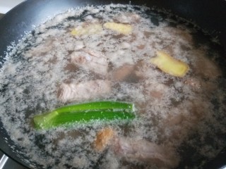 4、糖醋排骨,烧开撇去血沫。