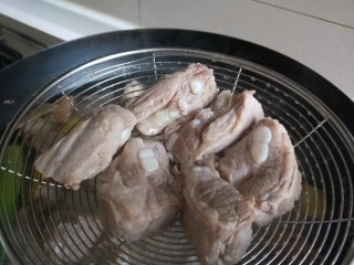 5、糖醋排骨,捞出来排骨备用。