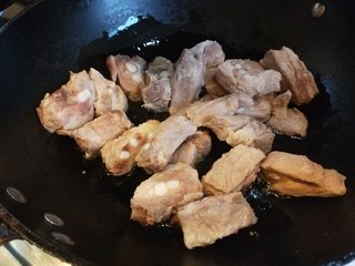 7、糖醋排骨,倒入排骨煸炒。
