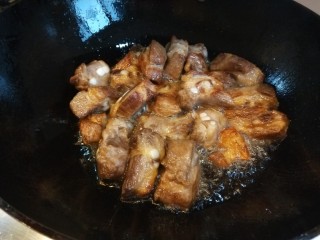 8、糖醋排骨,煸出水分和油汁。