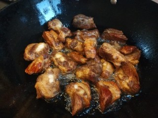 9、糖醋排骨,煸炒排骨焦黄倒出来留下油汁。