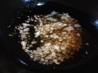 11、糖醋排骨,中火慢慢炒糖色。