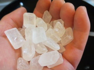 10、糖醋排骨,一把冰糖放入锅中。