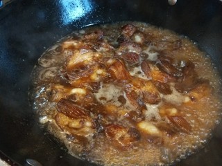 14、糖醋排骨,倒入排骨水要摸过排骨。