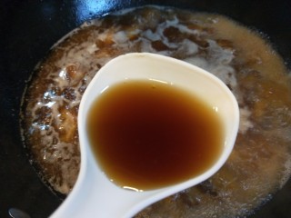 15、糖醋排骨,加入四勺米醋。