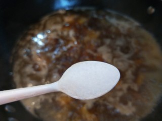 16、糖醋排骨,加入一勺盐。