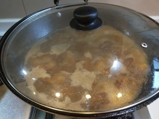 17、糖醋排骨,盖上锅盖焖30钟即可。