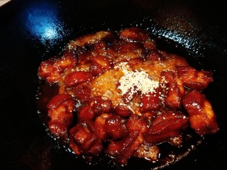 20、糖醋排骨,撒上熟芝麻搅拌均匀即可出锅。