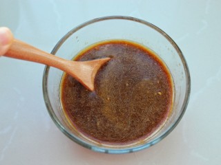 5、土豆烧茄子,小碗中放入生抽、老抽、料酒、盐、糖、醋、香油、淀粉、蚝油和清水搅拌均匀调成碗汁儿备用