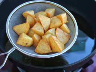 8、土豆烧茄子,炸至土豆表面金黄捞出控油