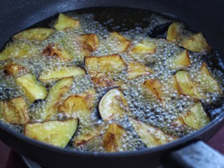 9、土豆烧茄子,用同样方法将茄子炸熟捞出控油