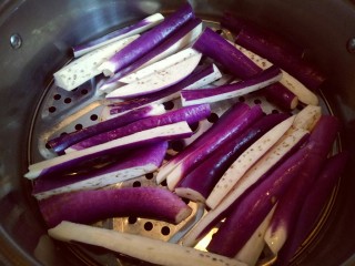 4、肉末茄子,把切好的茄子放在蒸屉上，隔水蒸熟，冷水入锅上气后大约5分钟差不多了。