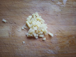 8、肉末茄子,姜去皮，切片再切丝，切丝后再切小丁。