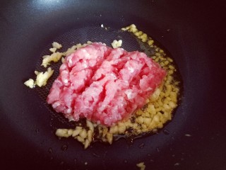 11、肉末茄子,加入肉末小火煸炒。