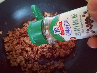 16、肉末茄子,加入胡椒粉。