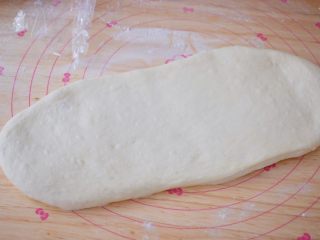 7、自制健康油条,再用擀面杖将面团杖成长方形