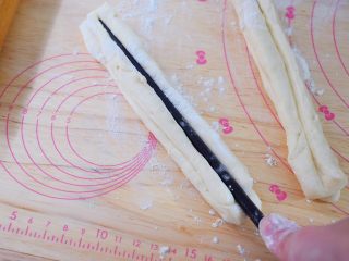 9、自制健康油条,取两条面团叠在一起，用一根筷子放在面团的中间，压出印记，压好一面再翻另一面压出印记，两面都有压出印记