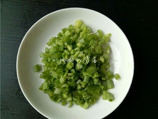 3、水煮肉片,小葱洗净，切葱花；
