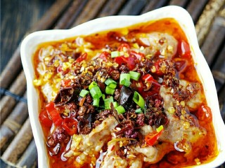 14、水煮肉片,将热油淋在小米辣，干辣椒，花椒面上，再撒上葱花即可。