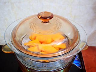 2、红糖酒酿南瓜小圆丸,南瓜洗净切片放入蒸锅蒸熟