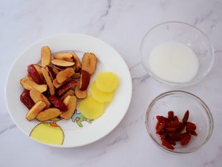 3、红糖酒酿南瓜小圆丸,姜切片，红枣洗净去核切成小块，枸杞洗净备用，淀粉加入少许清水调成水淀粉备用