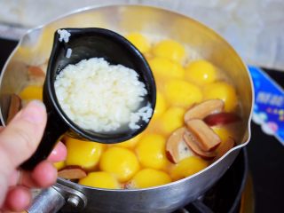 11、红糖酒酿南瓜小圆丸,加入酒酿