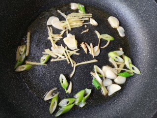 9、酸辣鸡胗,锅中适量油烧热下葱姜蒜爆出香味。