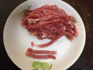 2、鱼香肉丝,猪梅肉切丝
