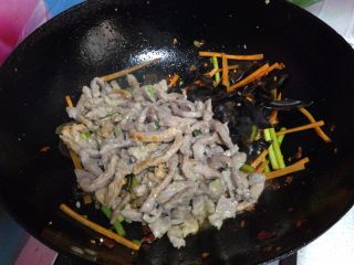 18、鱼香肉丝,放入肉丝翻炒大约1分钟