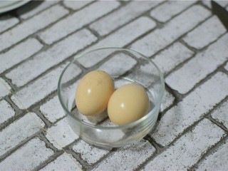 1、番茄炒蛋,准备鸡蛋