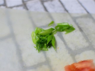 6、番茄炒蛋,切葱花