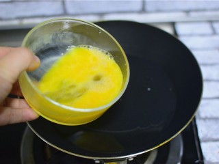 7、番茄炒蛋,油热，加鸡蛋液