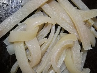 5、豆皮猪皮冻,然后将肉皮切成条。
