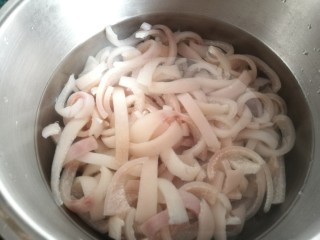 6、豆皮猪皮冻,切好的肉皮条再清洗几遍，这一步也不能偷懒，直到洗肉皮的水这样清才可以。